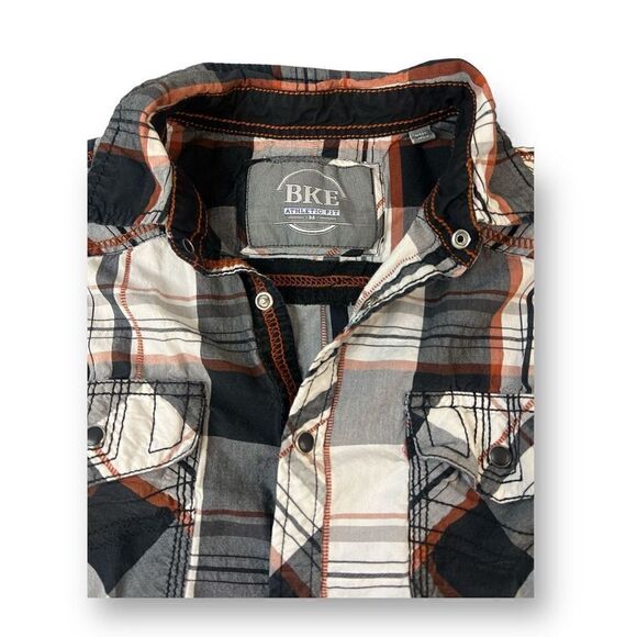 BKE Athletic Fit Snap Button Top Size Medium - Picture 5 of 5